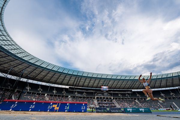 Mara Haeusler (1. LAV Rostock) im Dreisprung waehrend der deutschen Leichtathletik-Meisterschaften im Olympiastadion am 25.06.2022 in Berlin